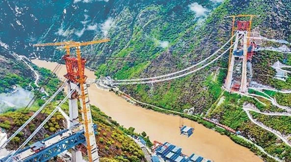 丽香铁路金沙江特大桥首片中跨钢桁梁架设成功