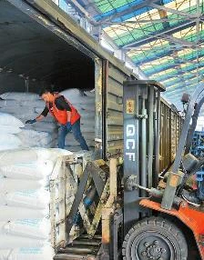 全力产肥 保障春耕