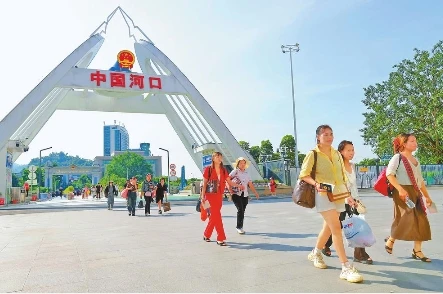 河口迎来暑期跨境游高峰