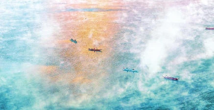 雾锁泸沽湖 舟行入画屏