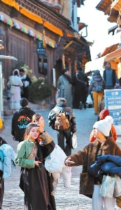 独克宗古城游人如织