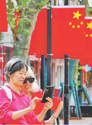 昆明街头国旗红